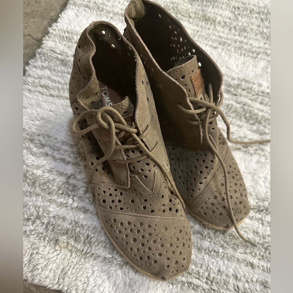 USED — Toms taupe Booties sz 9